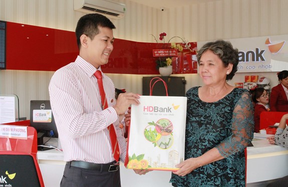 Nhân dịp khai trương, HDBank Trảng Bàng dành những phần quà có giá trị tặng các khách hàng giao dịch đầu tiên tại phòng giao dịch.